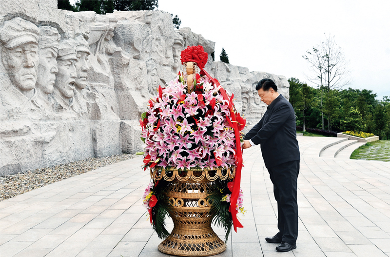習(xí)近平在紅軍長(zhǎng)征湘江戰(zhàn)役紀(jì)念園向湘江戰(zhàn)役紅軍烈士敬獻(xiàn)花籃