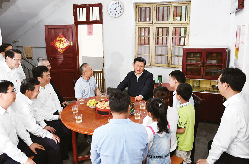 習(xí)近平在江西考察同紅軍烈士后代及當(dāng)?shù)劓?zhèn)、村干部拉家常